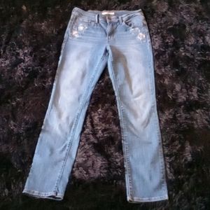 Super cute Levi's mid rise skinny jeans with embroidery under pockets.